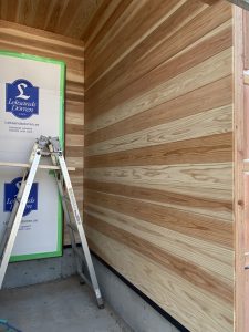 山小屋の改修工事が始まります